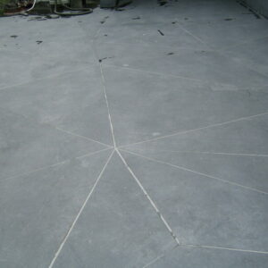 Rixensart, pose d'une terrasse en pierre bleue à partir de triangles